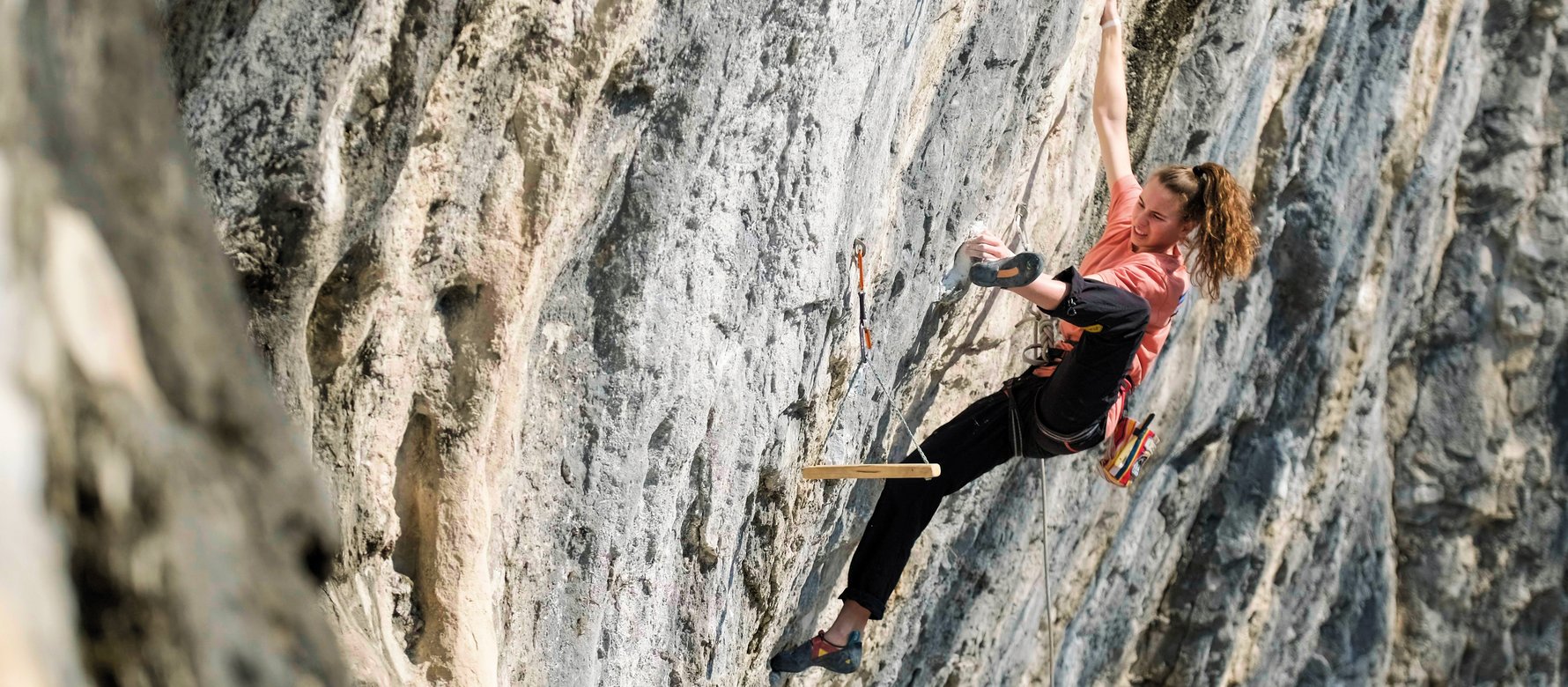 arrampicatrice in parete