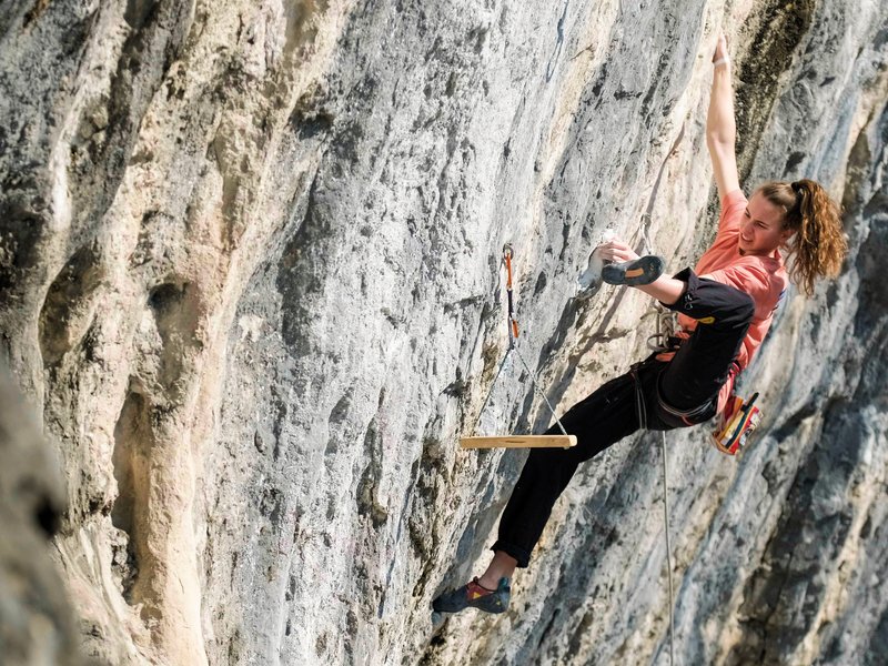 arrampicatrice in parete