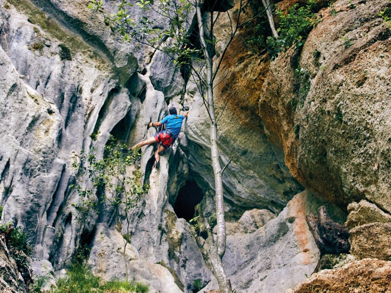 arrampicatore in parete
