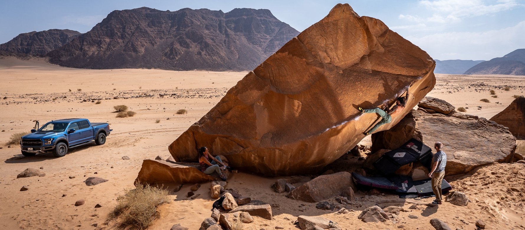 arrampicatore su boulder