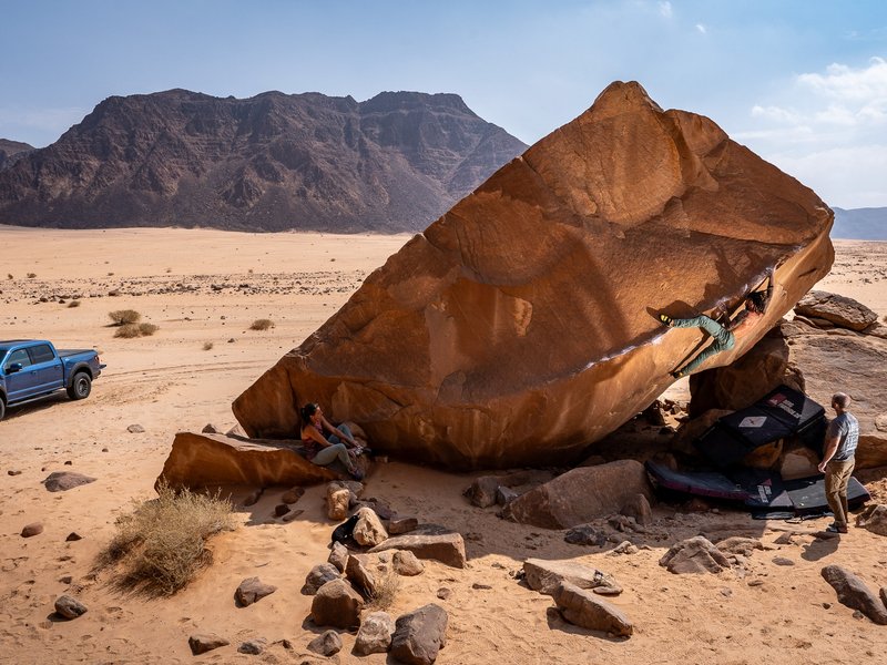 arrampicatore su boulder