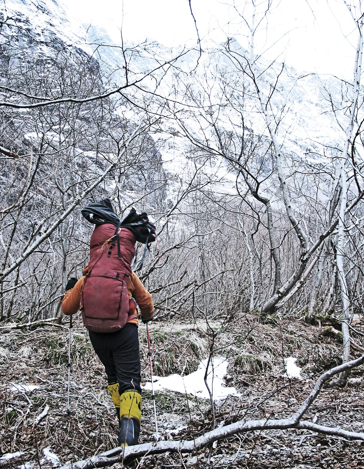 alpinista durante un avvicinamento in inverno