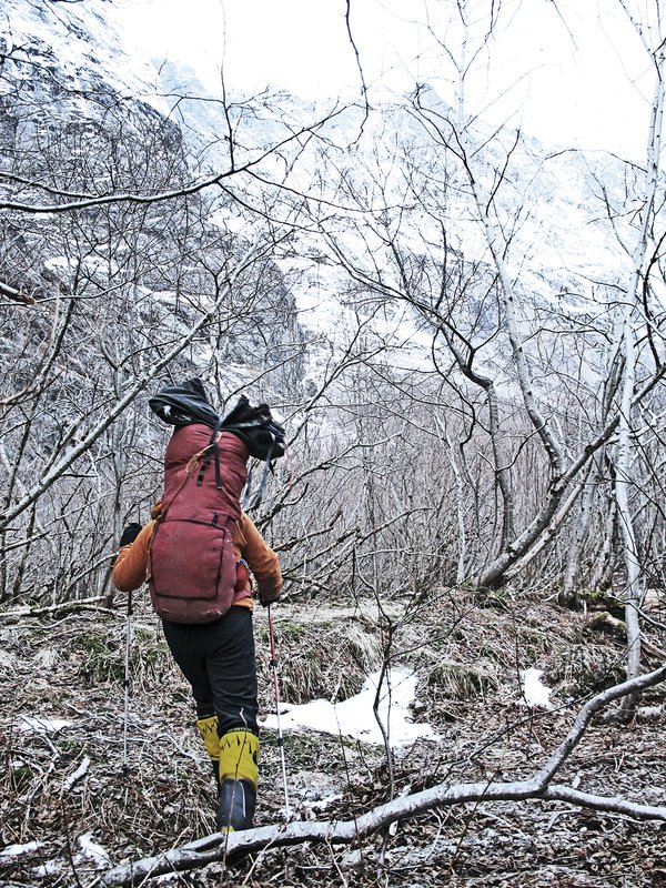 alpinista durante un avvicinamento in inverno