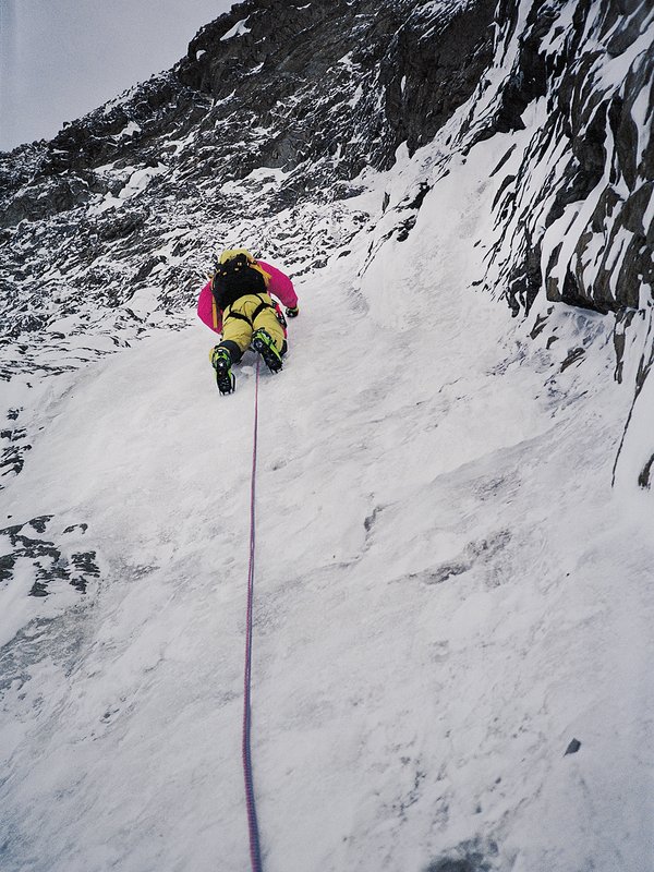 alpinista su una via di misto