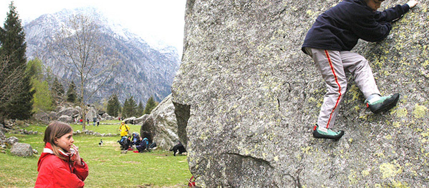 In arrampicata con paesaggio