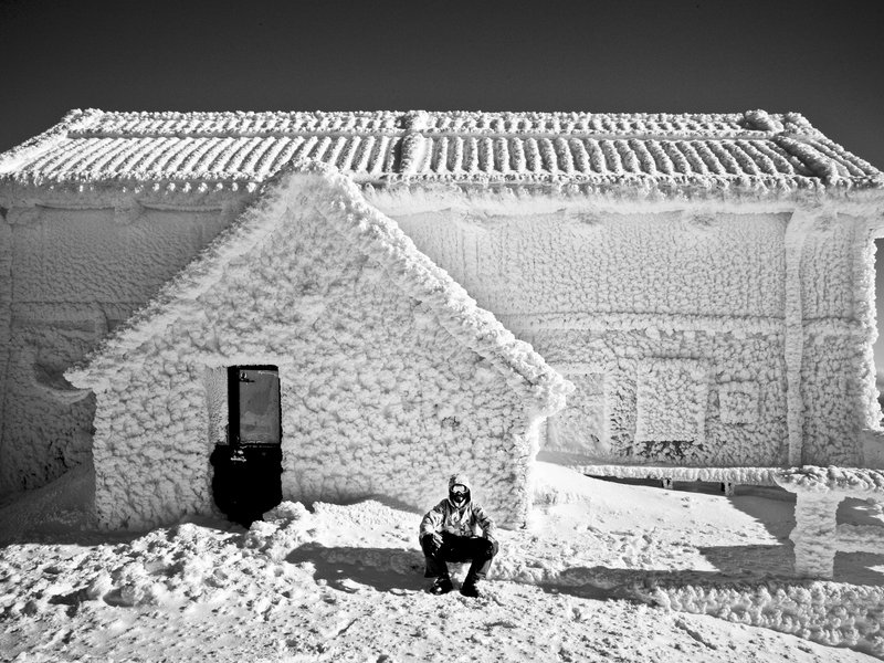 Andrea seduto fuori dal rifugio Duca degli Abruzzi
