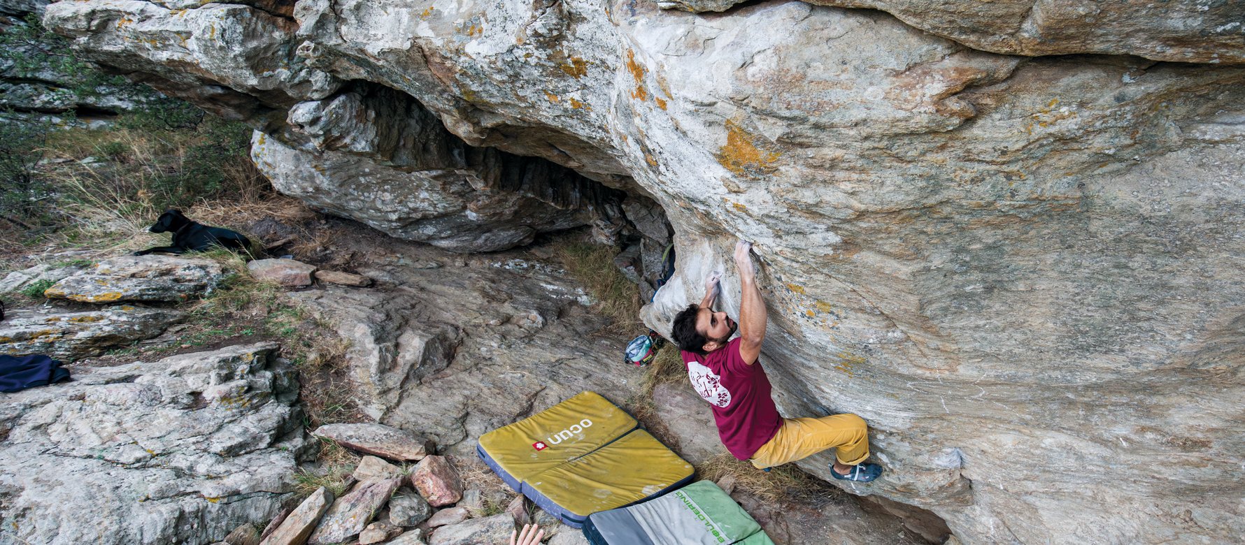 arrampicatore su boulder