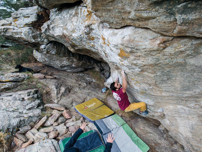 arrampicatore su boulder