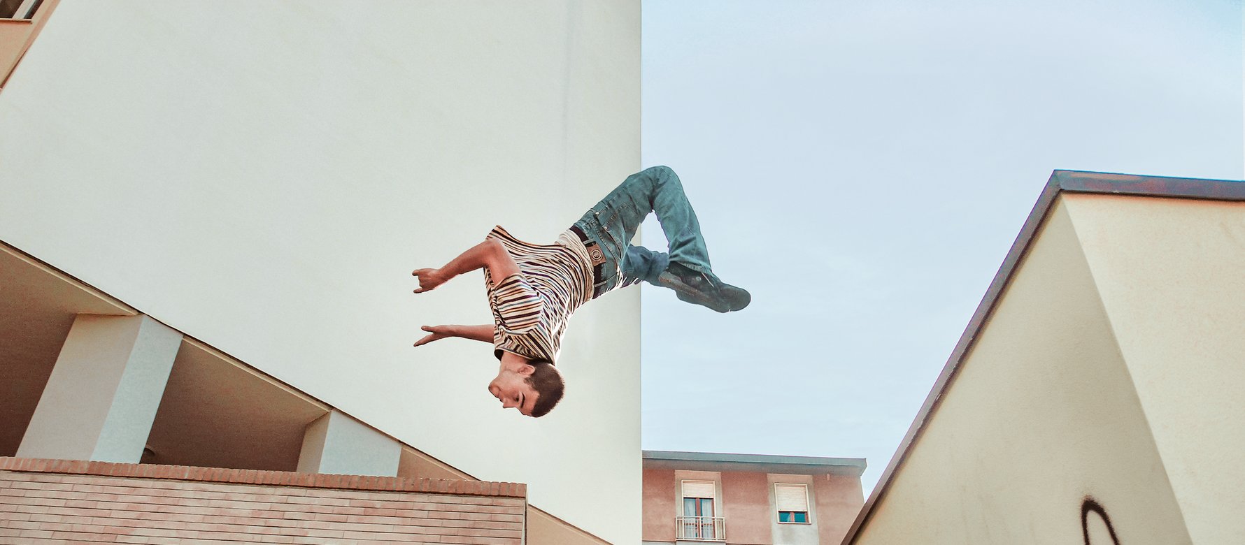 ragazzo fa parkour