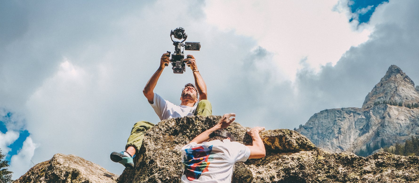 climber su un boulder ripreso da un filmmaker