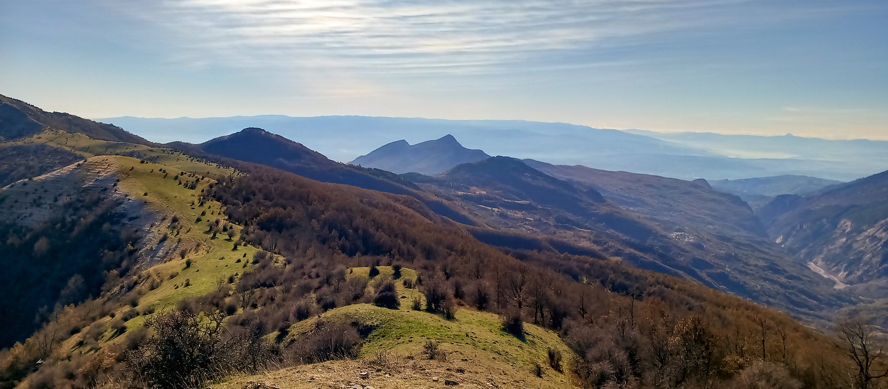 Panoramica sulla Bassa Valle  del Raganello e Monte Sellaro dal valico  di Tacca Peppino.