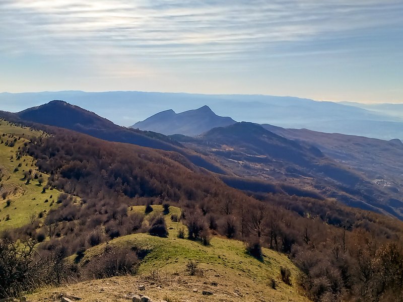 Panoramica sulla Bassa Valle  del Raganello e Monte Sellaro dal valico  di Tacca Peppino.