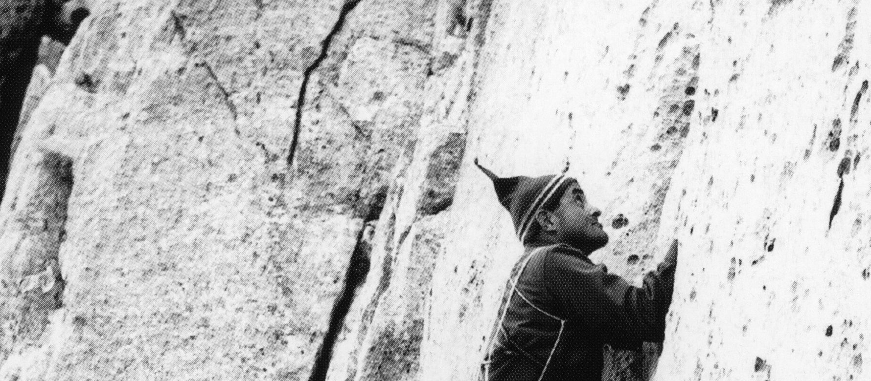 Fotografia storica di arrampicatore su placca