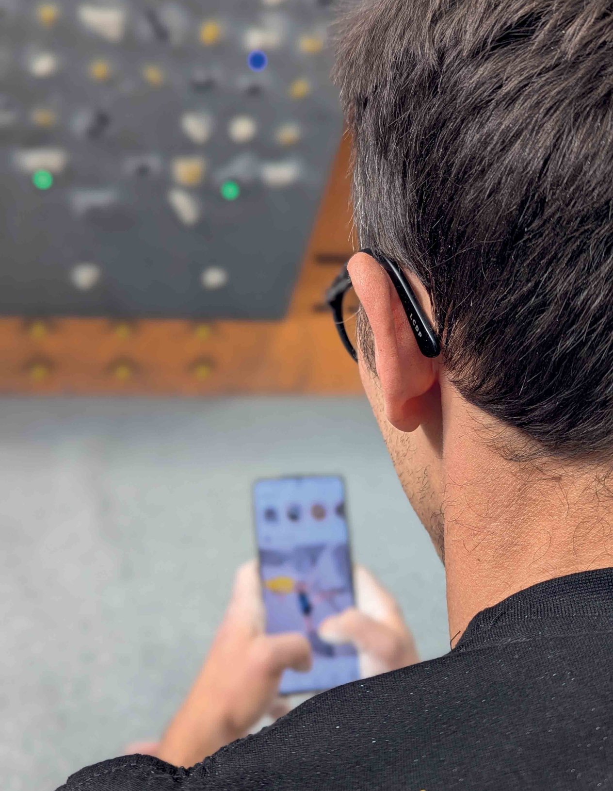 uomo che guarda cellulare