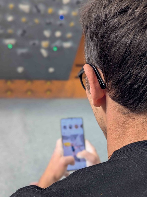 uomo che guarda cellulare
