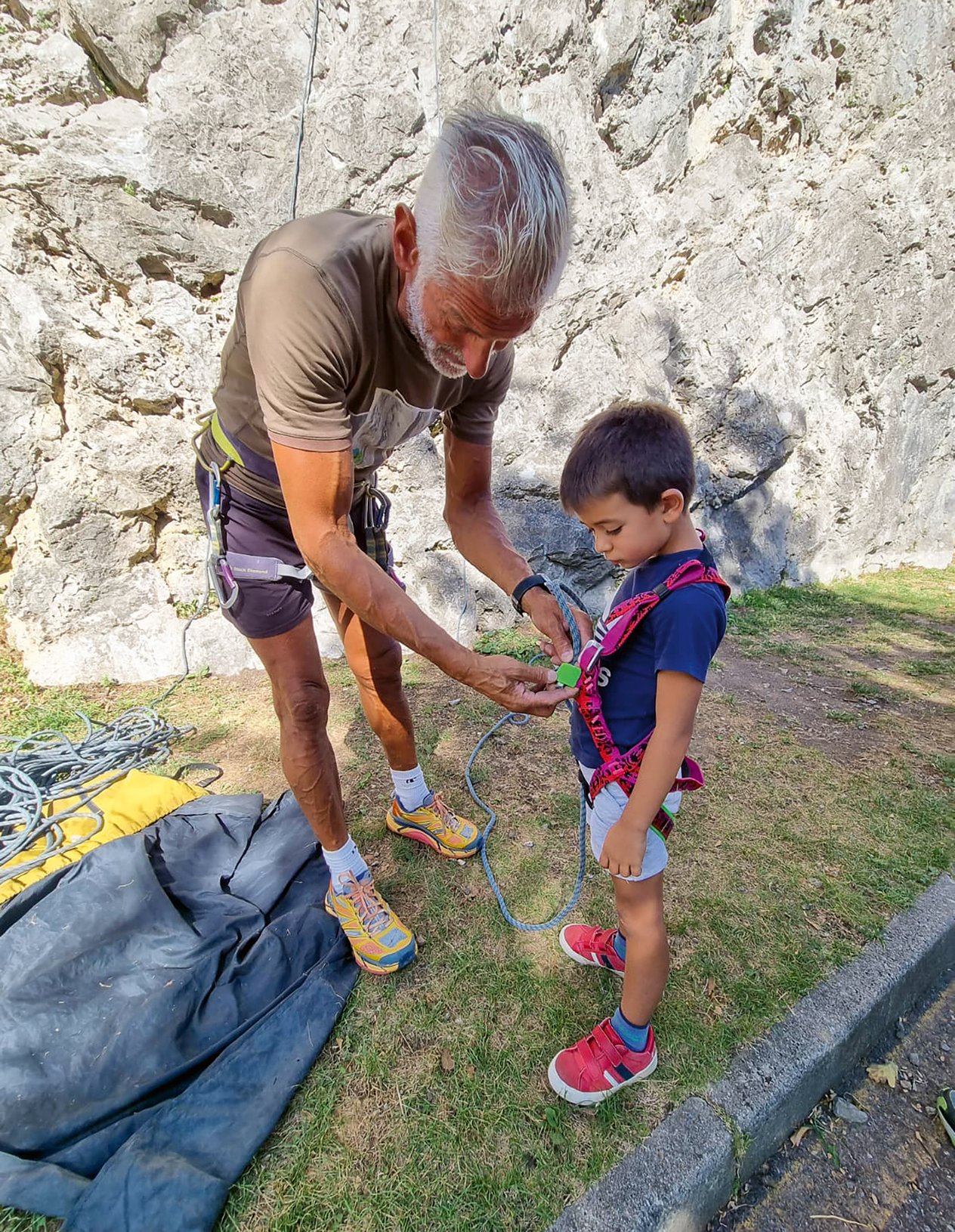 istruttore che aiuta un bambino
