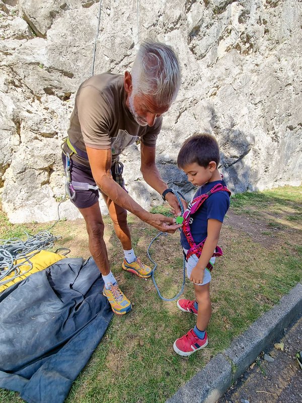 istruttore che aiuta un bambino