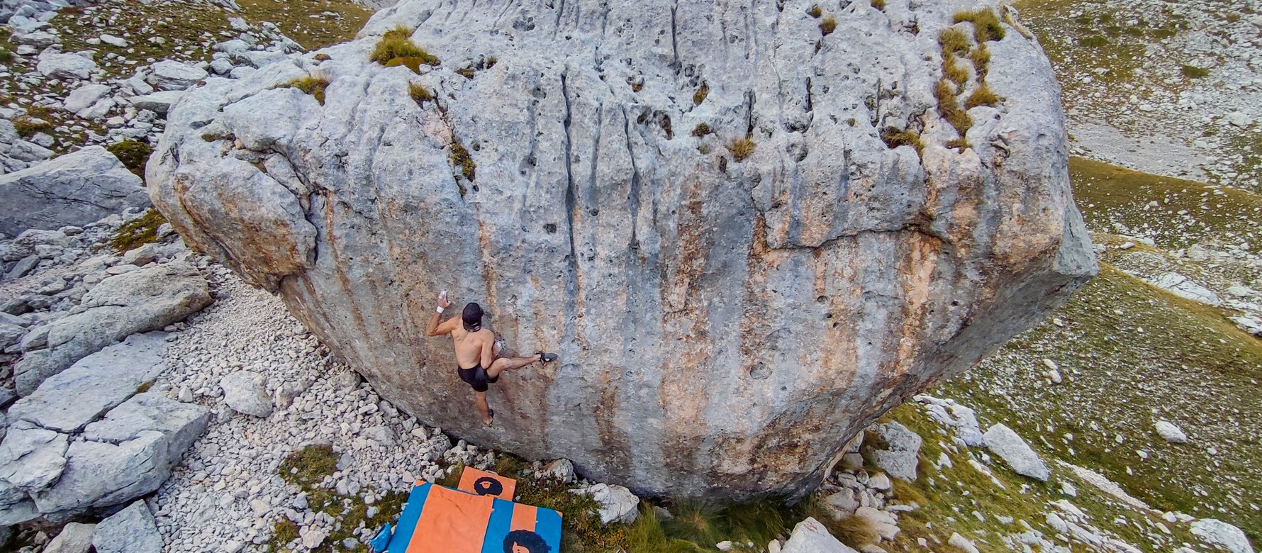 Climber fa bouldering