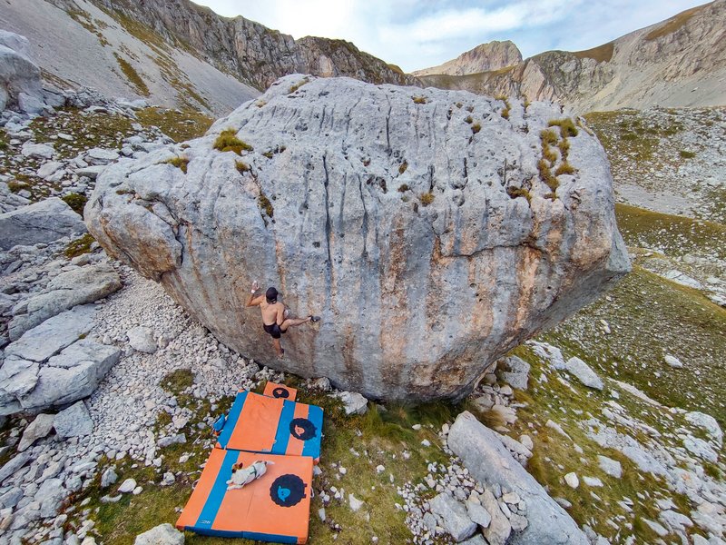 Climber fa bouldering