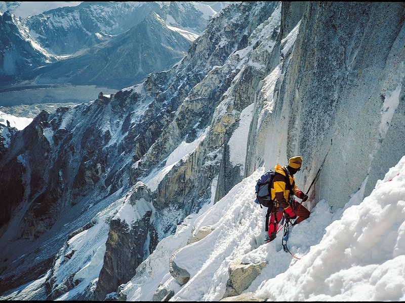 alpinista in sosta su un 8000
