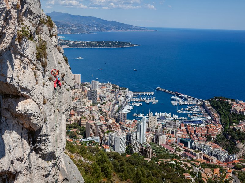 Climber in falesia a picco sul mare a la Turbie
