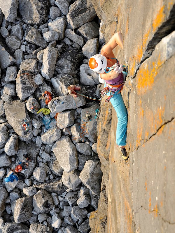 arrampicatrice in parete