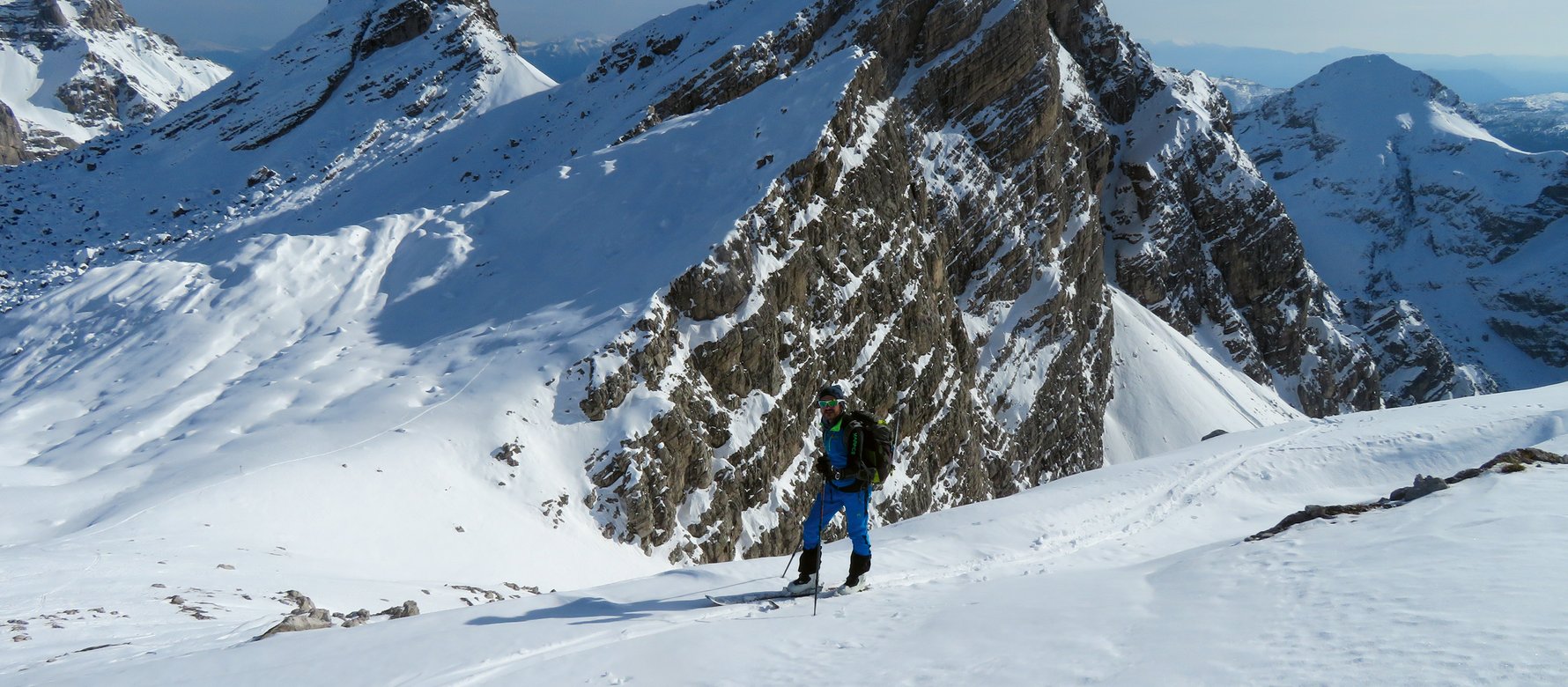 scialpinista su sella nevosa