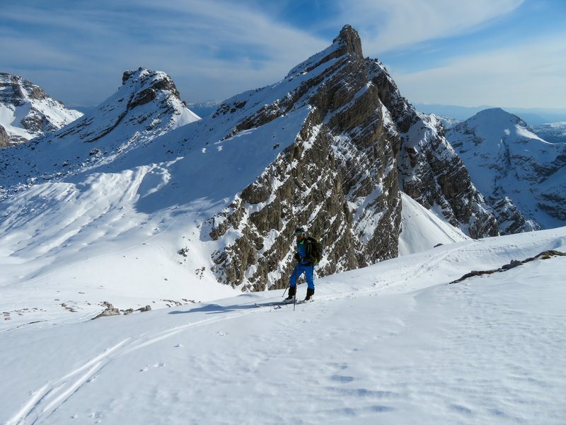 scialpinista su sella nevosa