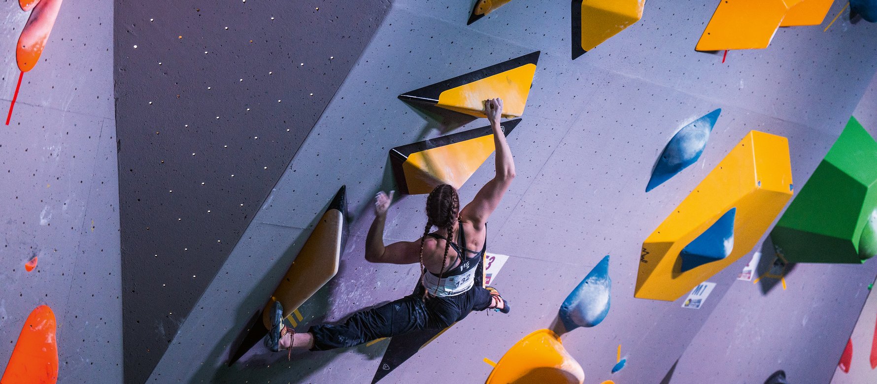 climber su boulder indoor