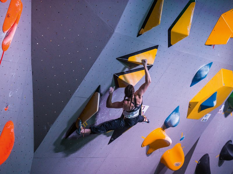 climber su boulder indoor
