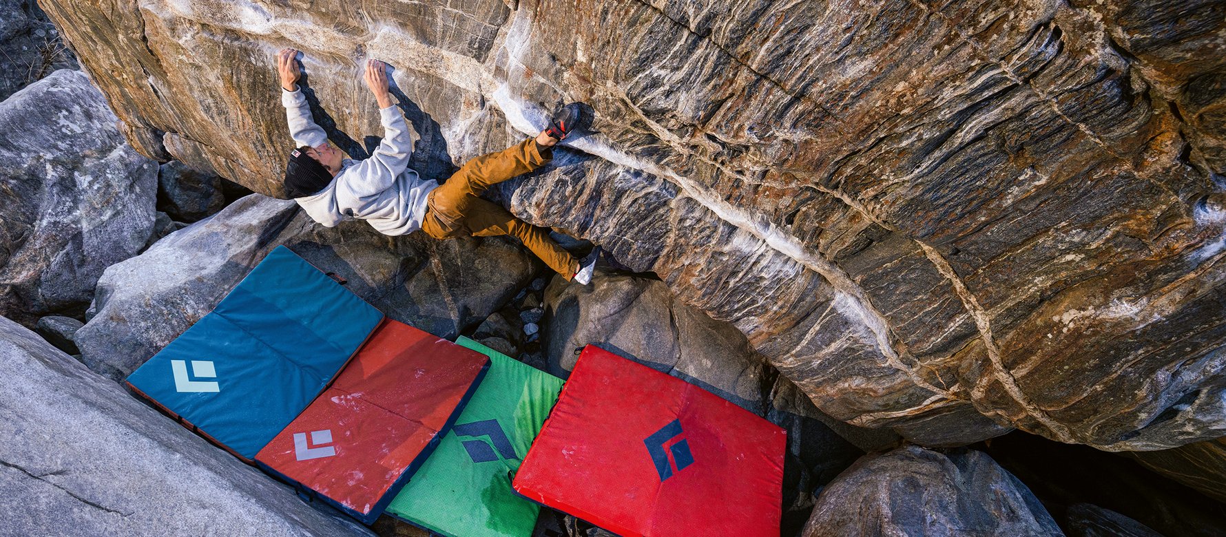 Climber fa bouldering a Brione
