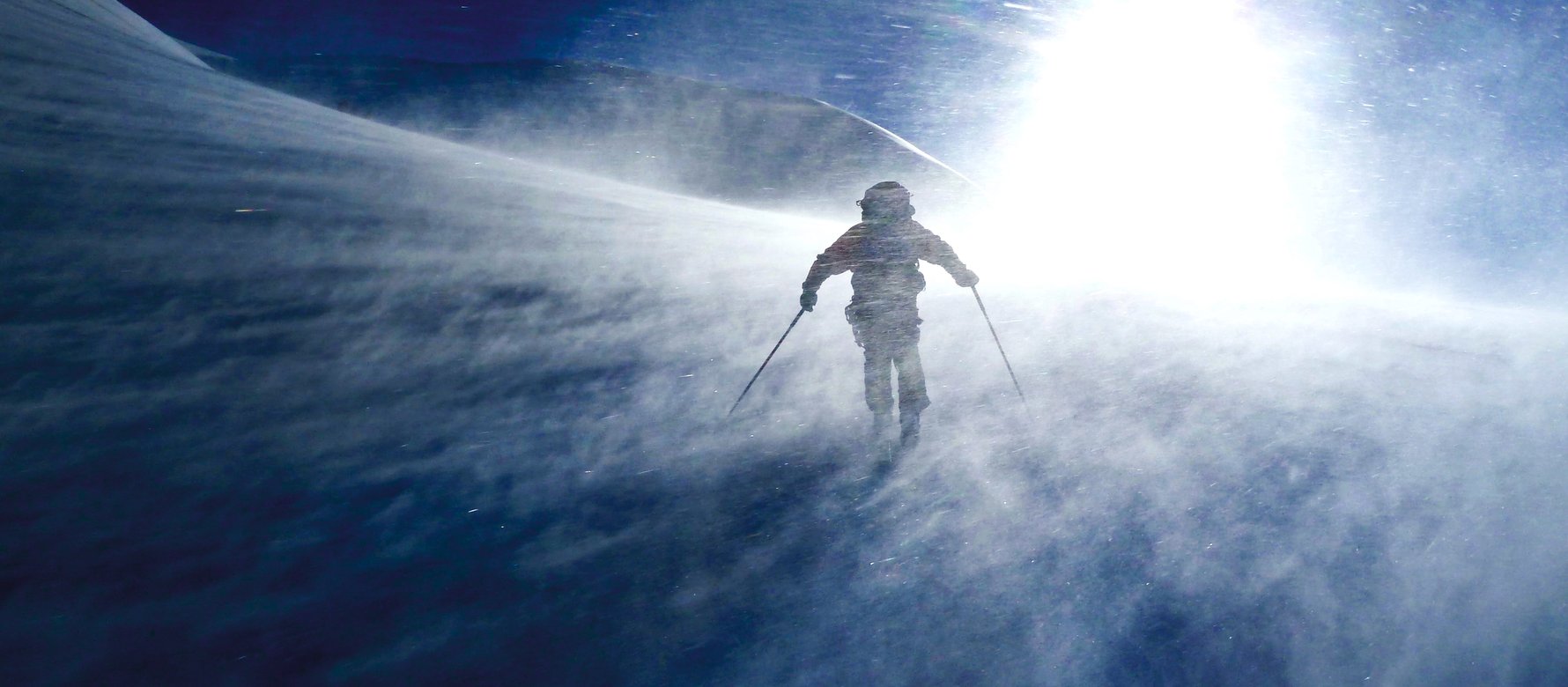 Alpinista affronta il vento sul Monte Breithorn