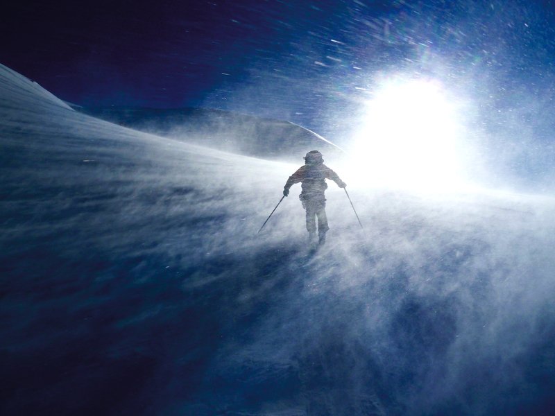 Alpinista affronta il vento sul Monte Breithorn