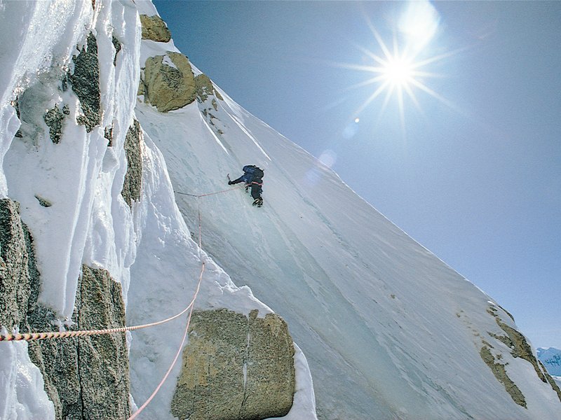 alpinista su una via di misto