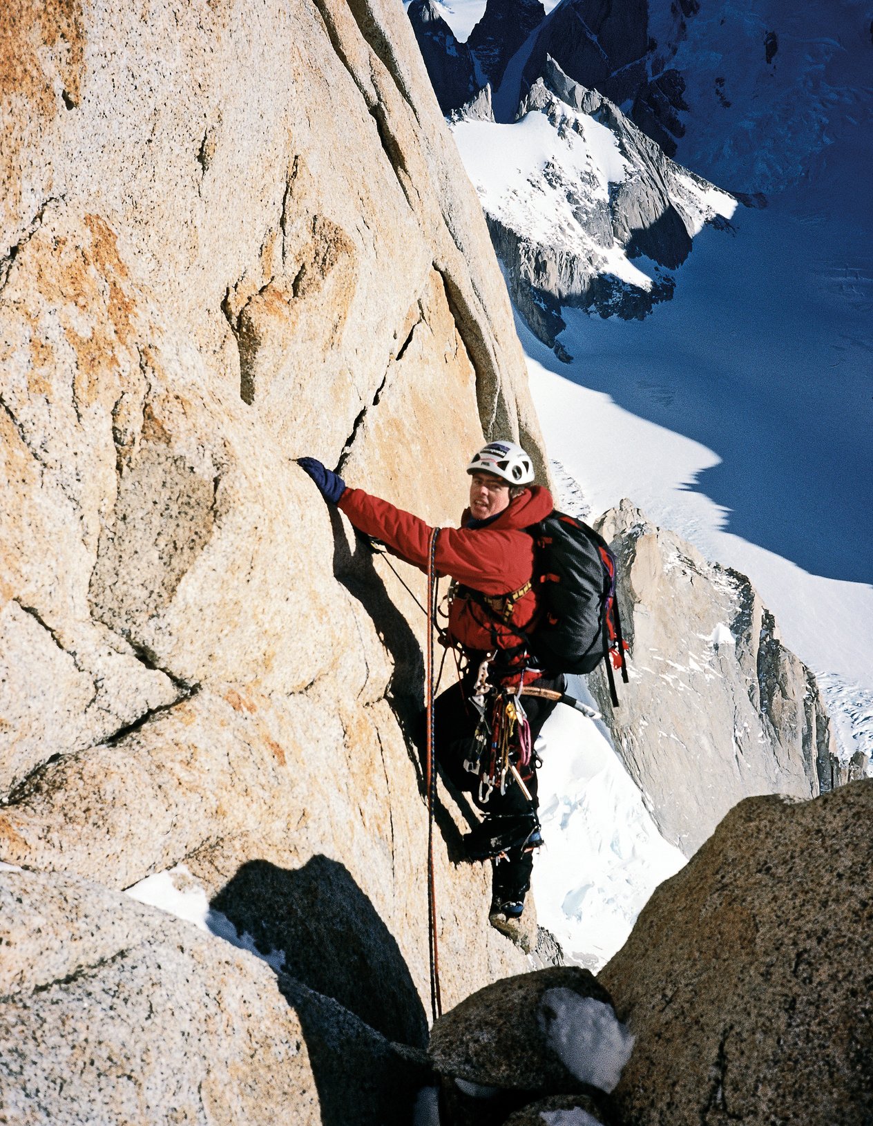 alpinista su una via di misto