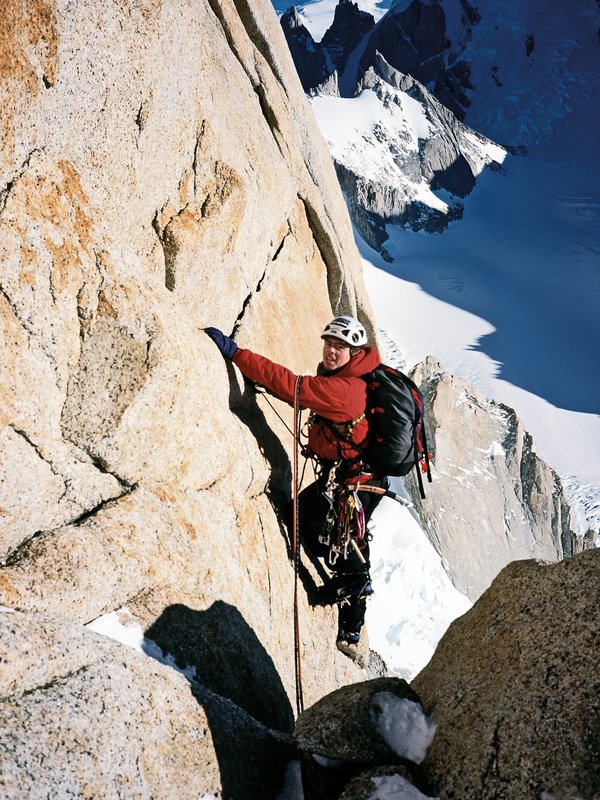 alpinista su una via di misto
