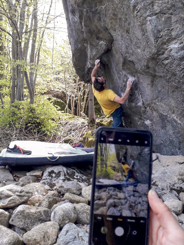 boulder in mezzo al bosco