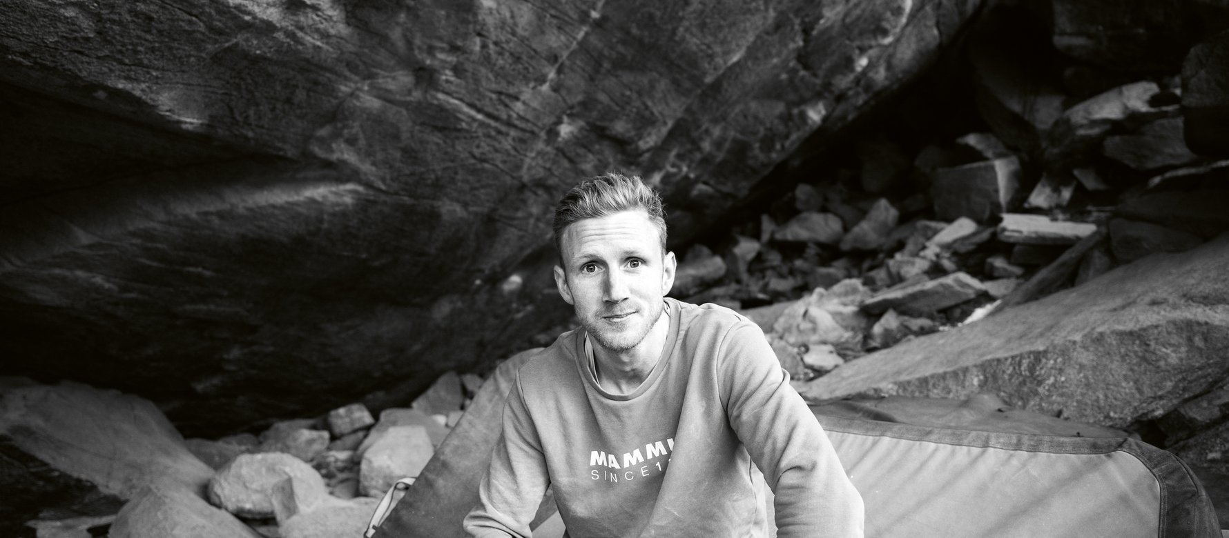 Climber posa davanti a un boulder