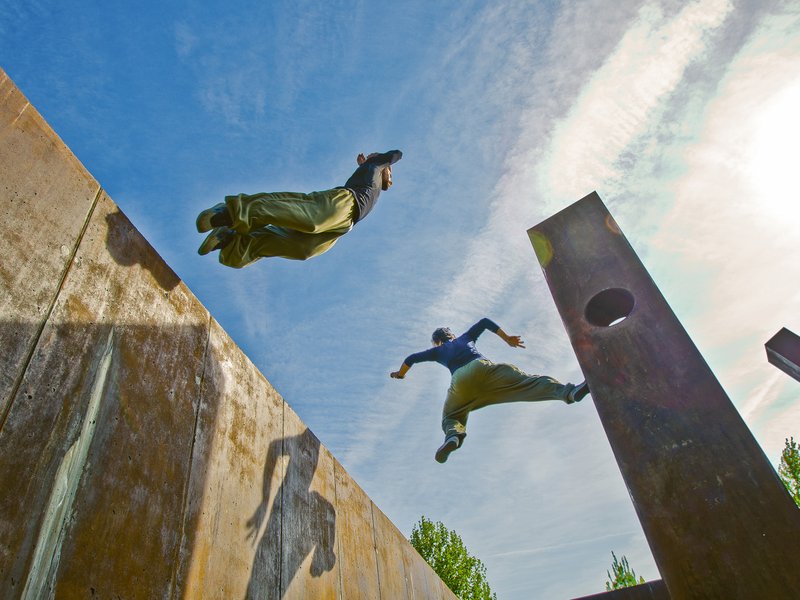 ragazzo fa parkour