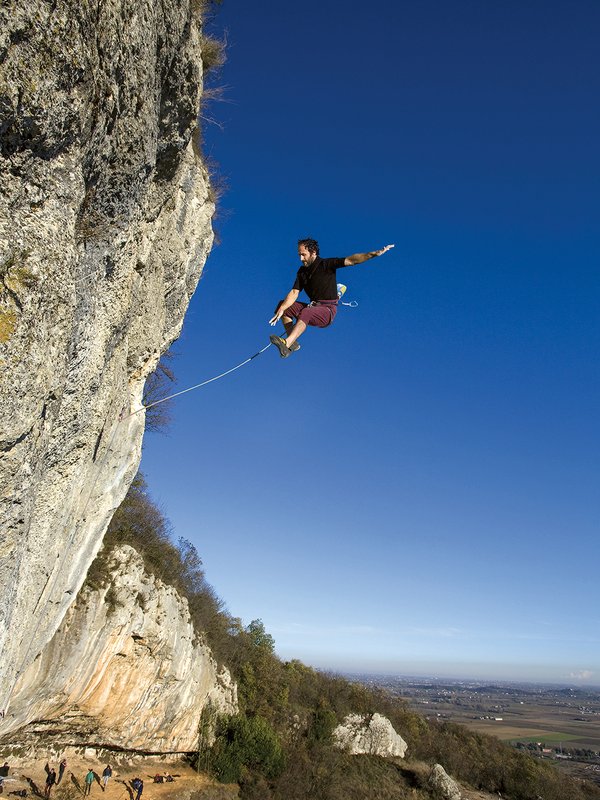 climber in falesia in volo