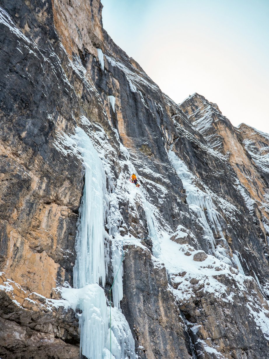 Climber su una via di ghiaccio