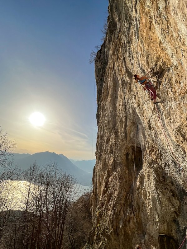 arrampicatrice in parete