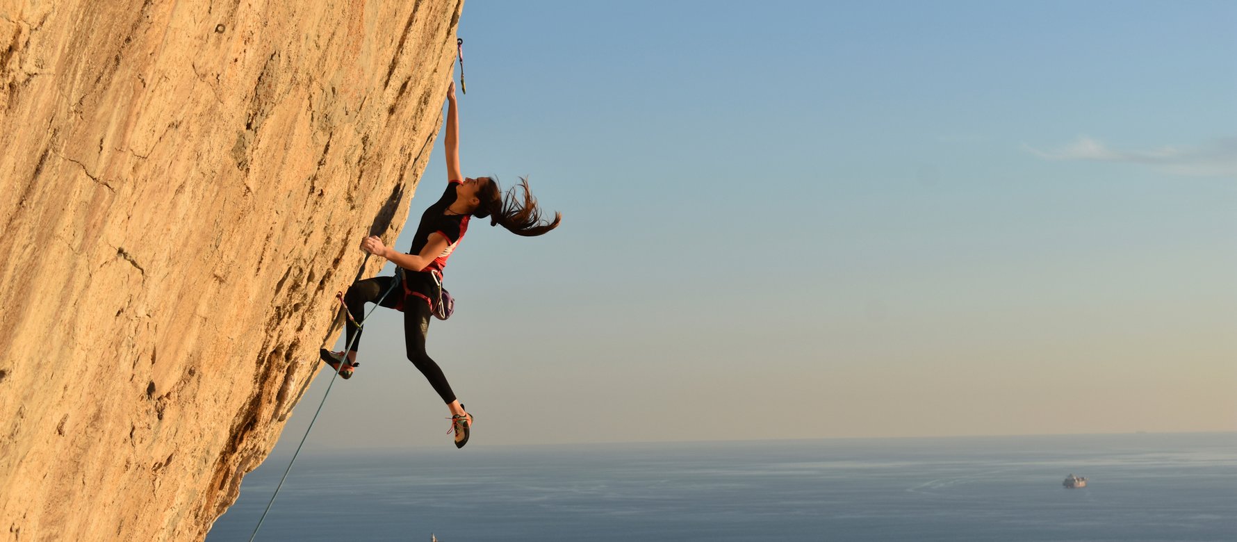 arrampicatrice in parete