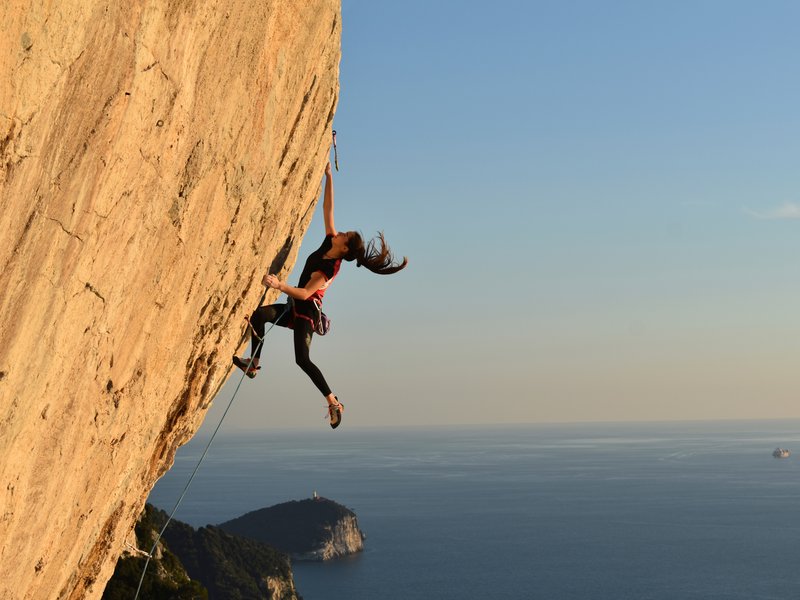 arrampicatrice in parete