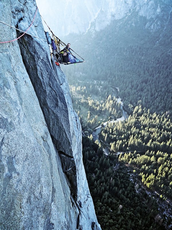 alpinisti su portaledge in parete