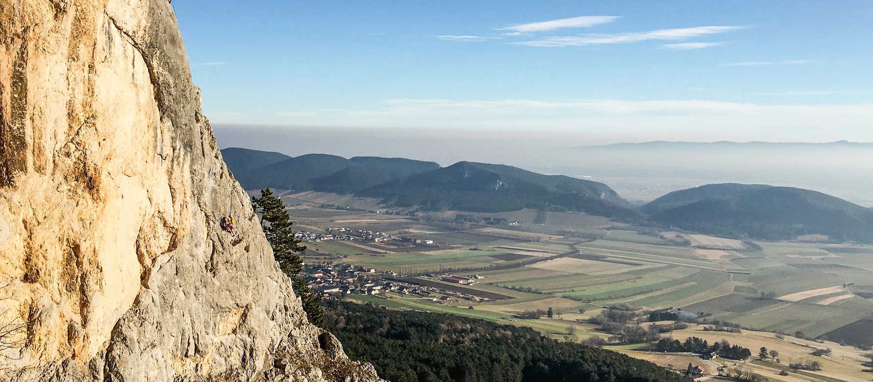 In arrampicata con paesaggio