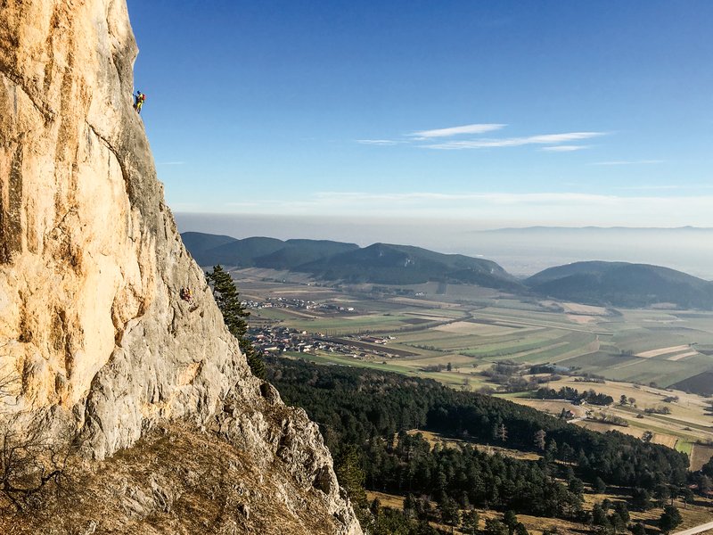 In arrampicata con paesaggio
