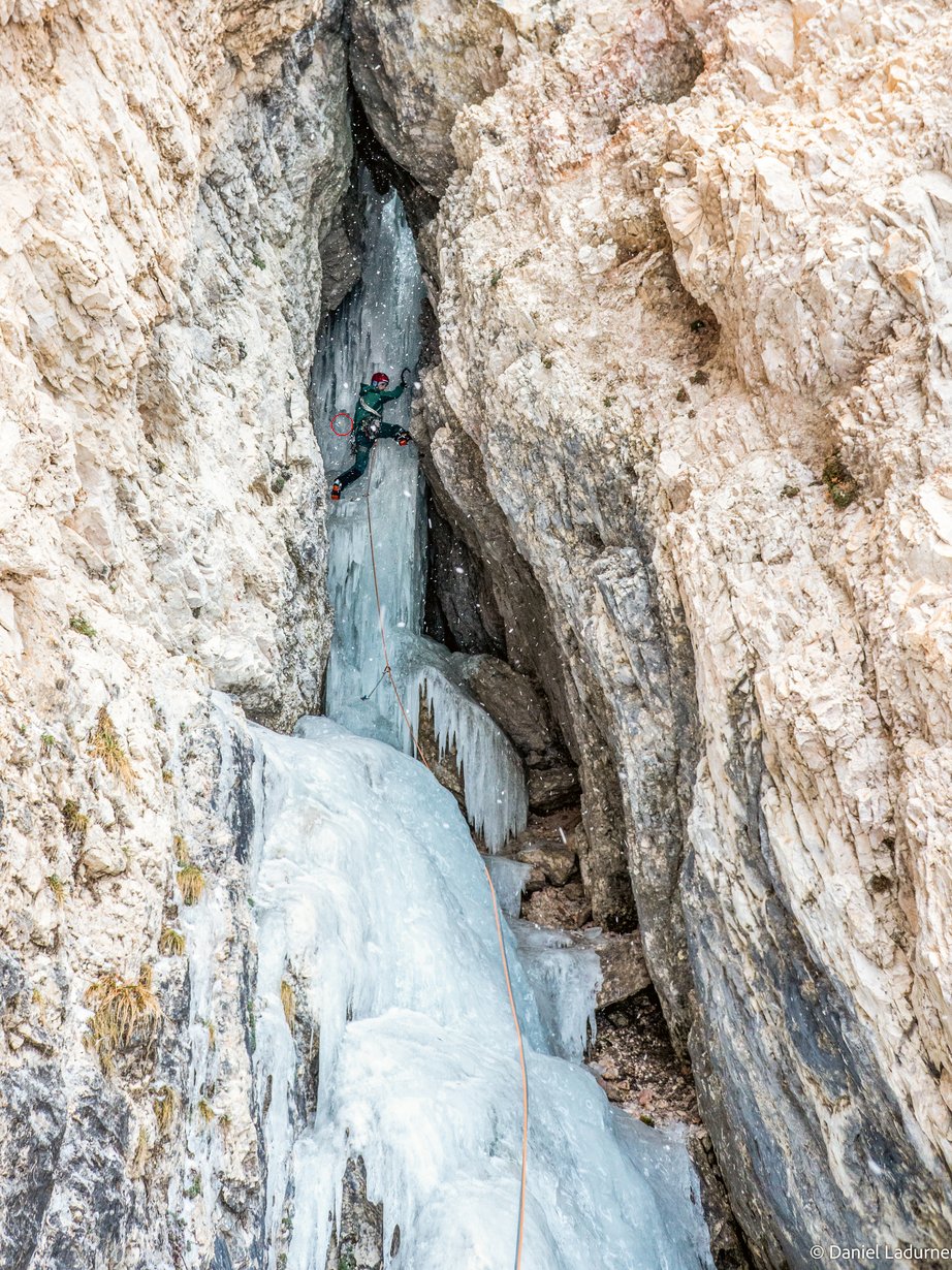 Climber su una via di ghiaccio