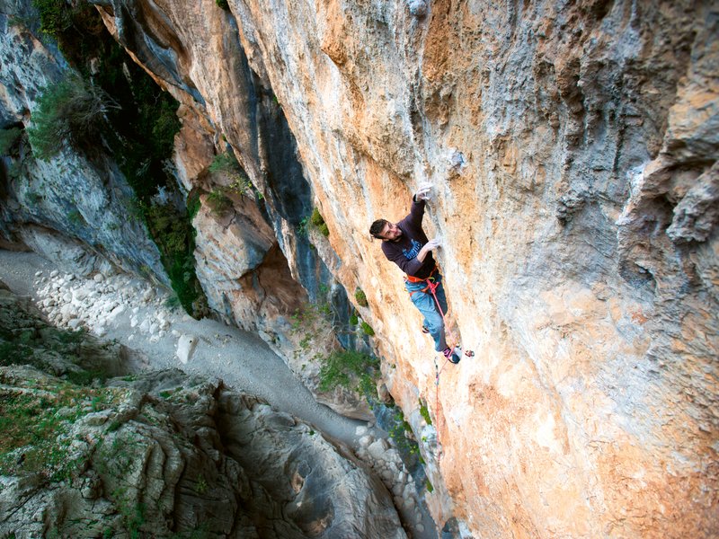 arrampicatore in parete