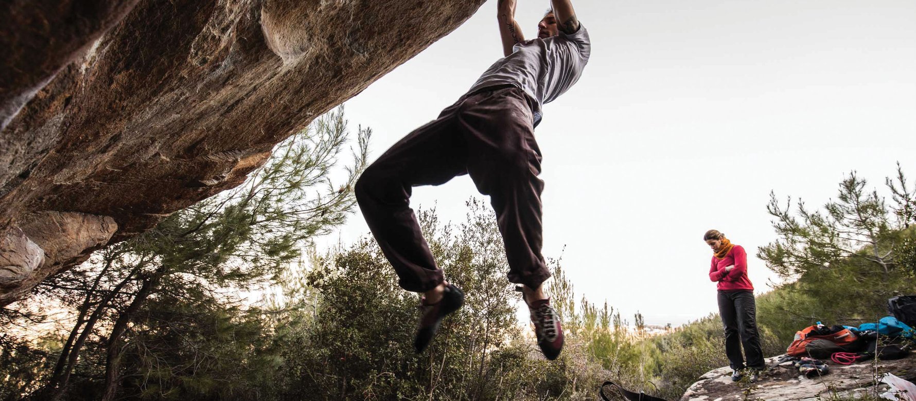arrampicatore su boulder
